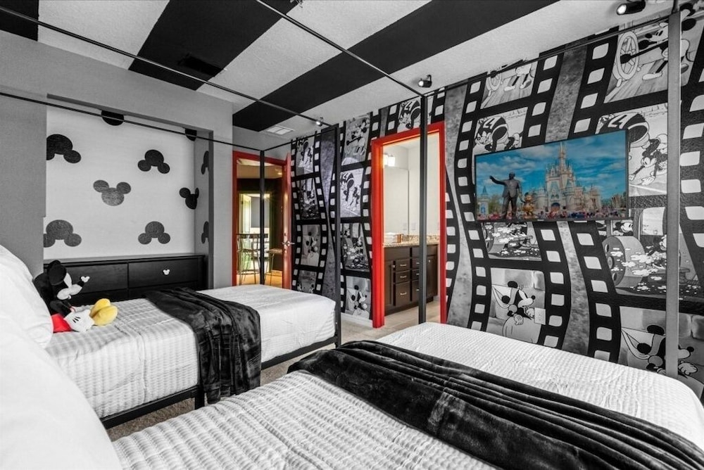 10 Bedroomss/ Windsor Island Home