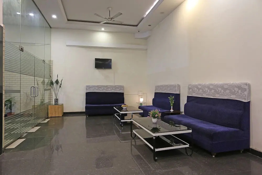 Townhouse OAK Hotel MP Inn