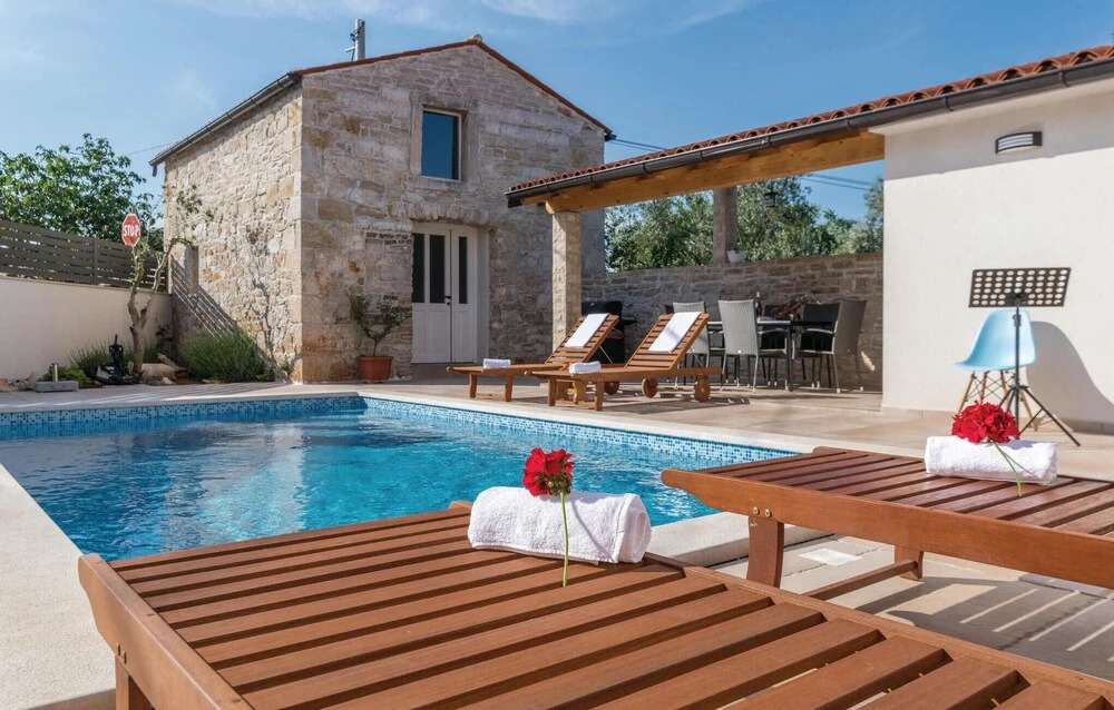Nice Home in Peruski With Wifi and 3 Bedrooms