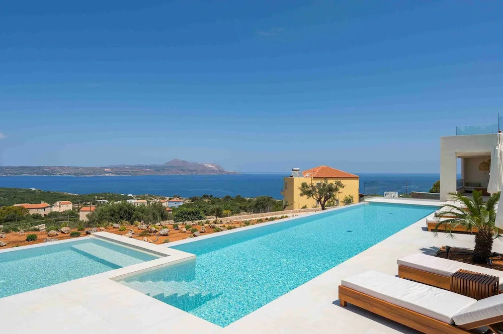 An Elegant villa in Kokkino Horio