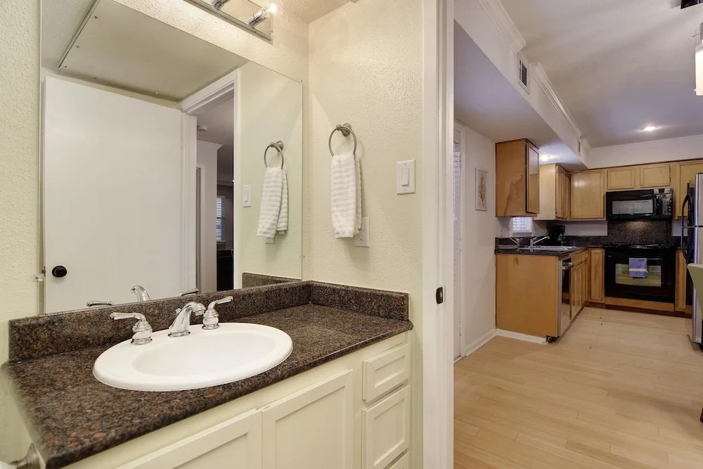 AustinStays 1 Bedroom Downtown Suite