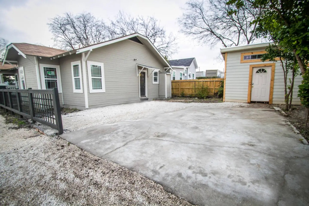 Hackberry St #B Renovated 2BR Near Downtown SA