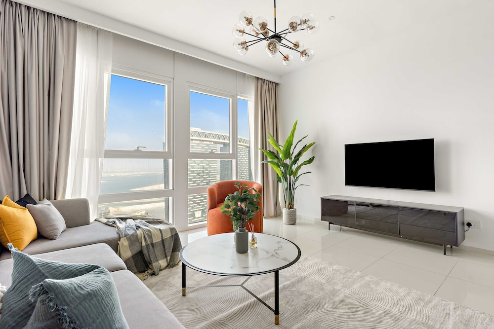 Silkhaus Chic 2BR in Horizon Tower Near Beach
