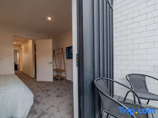 Downtown Bliss - 4-BR Retreat Amidst the Cityscape