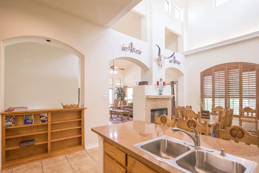 Lakeside Haven 3 Bedrooms 2.5 Bathrooms Townhouse