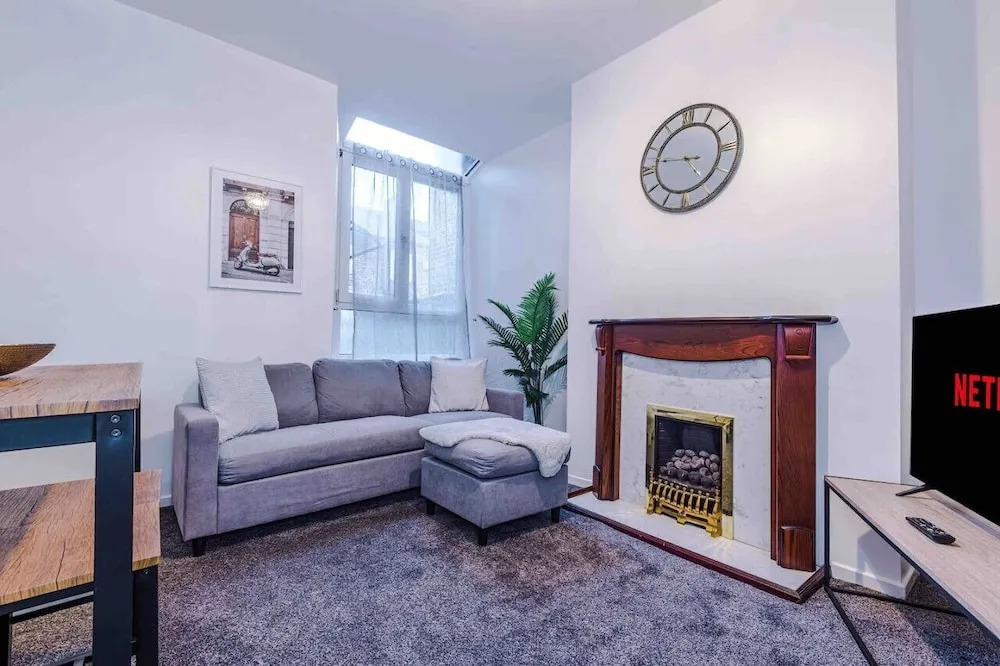 Comfy Four Bedroom House with parking