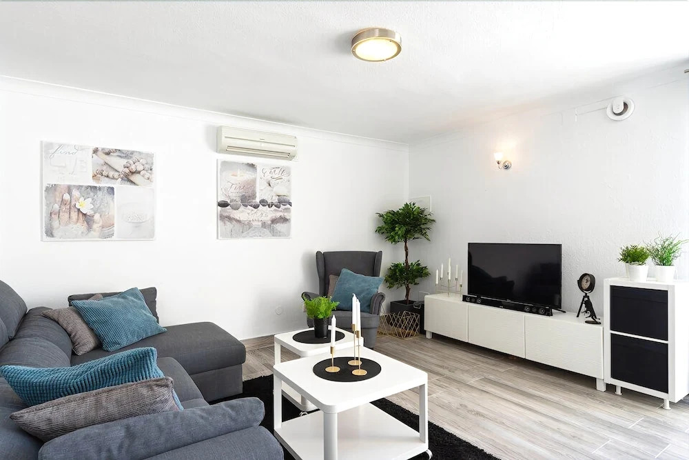 Stunning 2BR Apartment near the Beach Ref 54