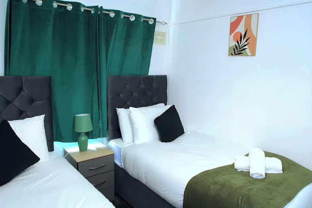 House Sleeps 5 With Garden and Parking