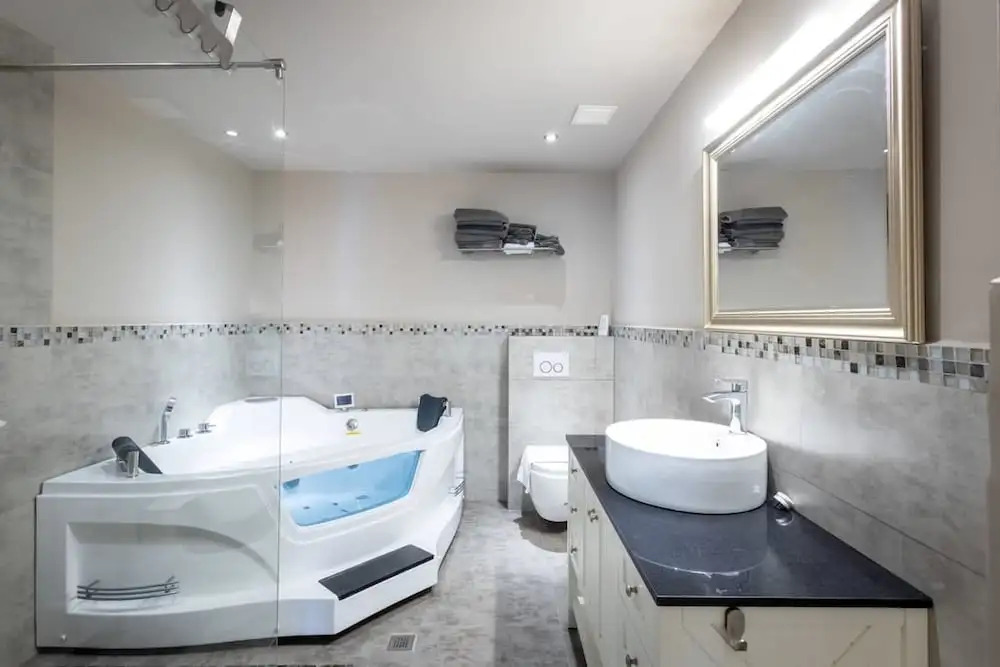 Grand Urban Elegance - City Center Luxury