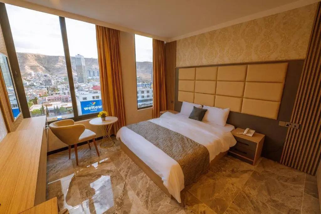 Sarok Hotel