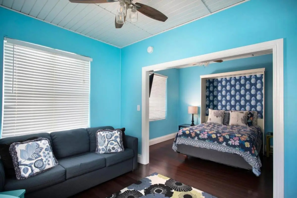 Duval Street Suite overlooking Duval w parking and pool