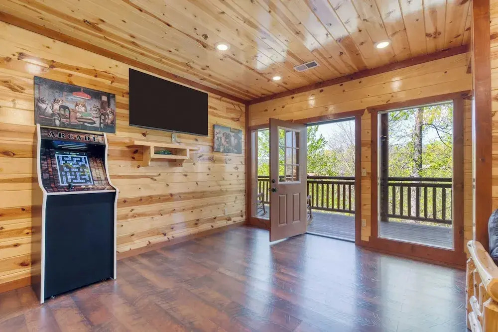 Dolly's Lodge by Avantstay Sleeps 28 - Luxe Smokies Cabin Game Room, Hot Tub, Views, Near Attractions