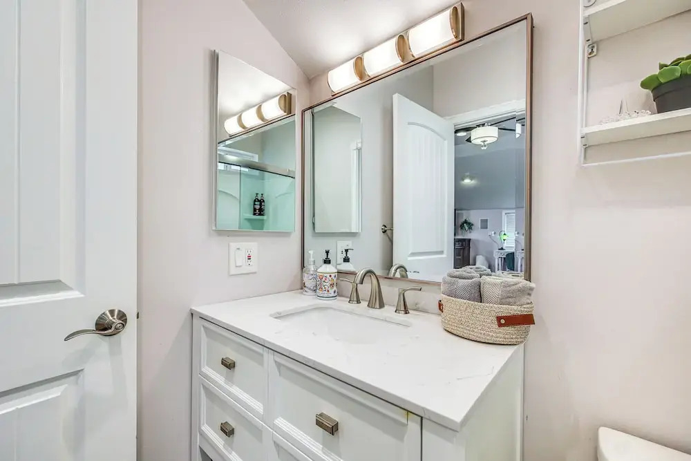 5 Mi to Dtwn Tacoma: Modern Studio Retreat