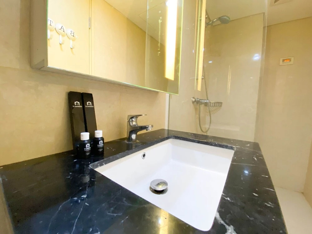 Nice and Elegant Studio Apartment at Warhol  Residence By Travelio