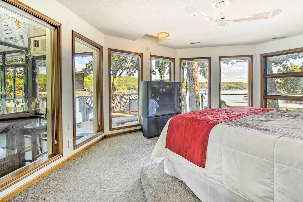 Sunrise Beach Waterfront Estate Great for Families