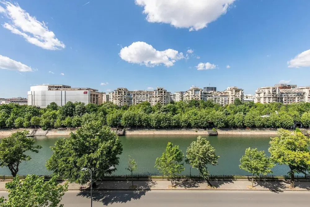 HOLT -  Wonderful 2 bed, 2 bath flat in the center of Bucharest