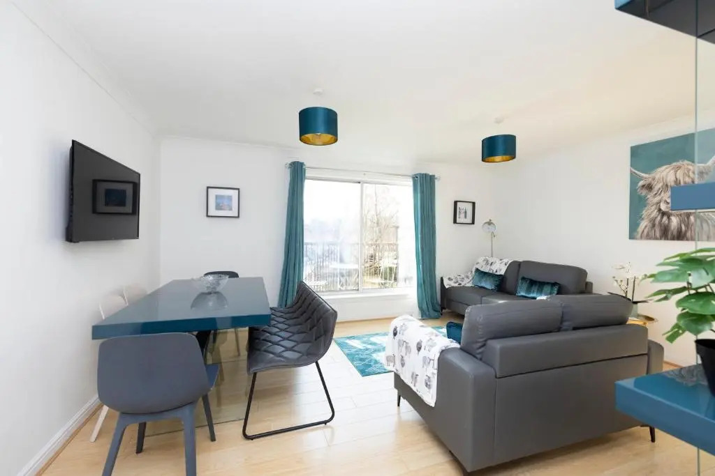 JOIVY Bright 3-Bed Flat Overlooking The Clyde