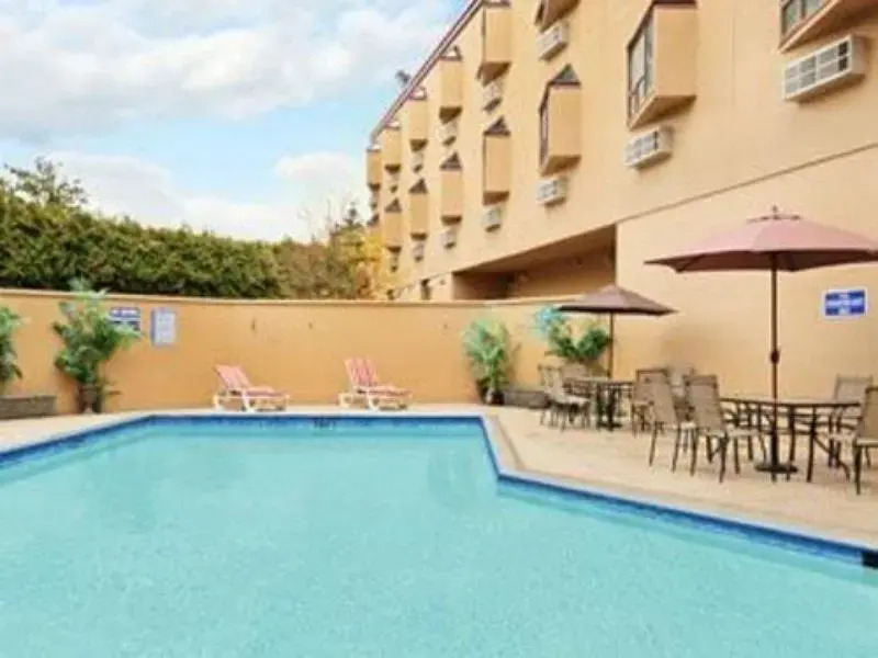 Ramada Hotel & Suites Metrotown