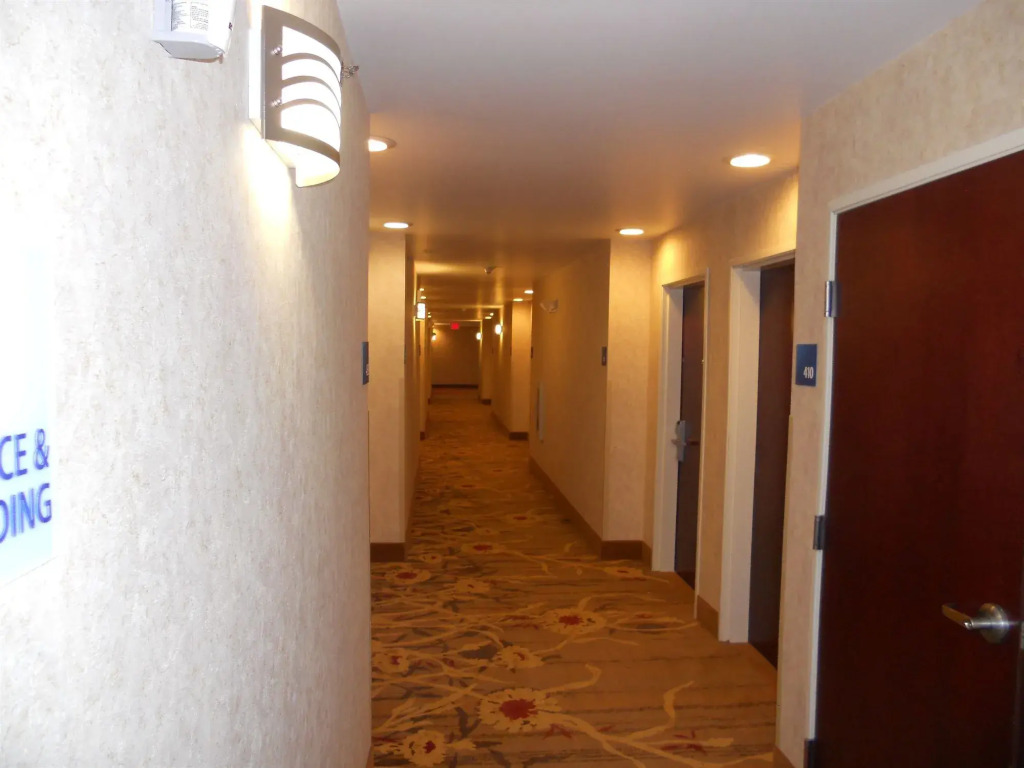 Holiday Inn Express and Suites Hazard by IHG