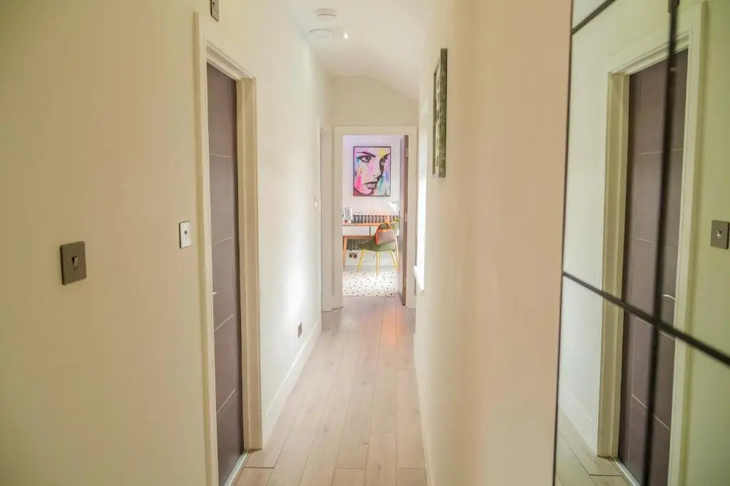 NEW Cosy & Secure - 2 Bed - Free WIFI - Modern & Functional