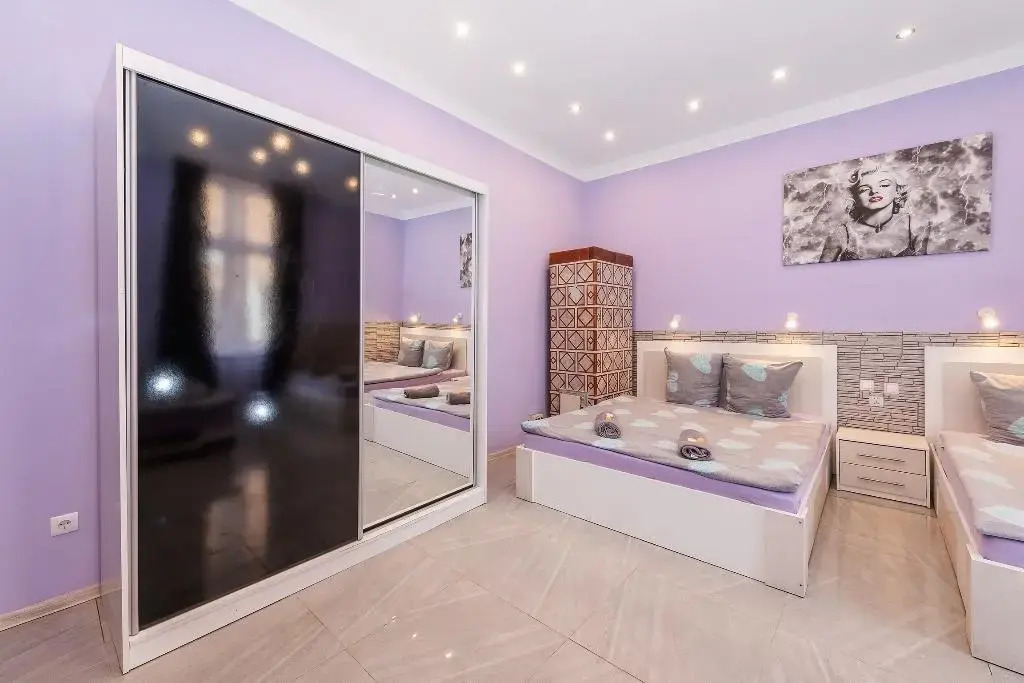 70s Guest room