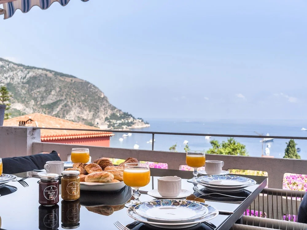 Elegant Seaside Villa in Èze