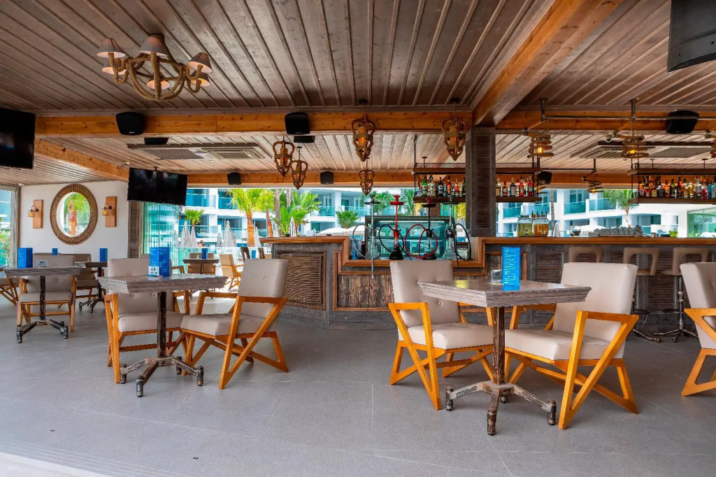Limanaki Beach Hotel & Suites