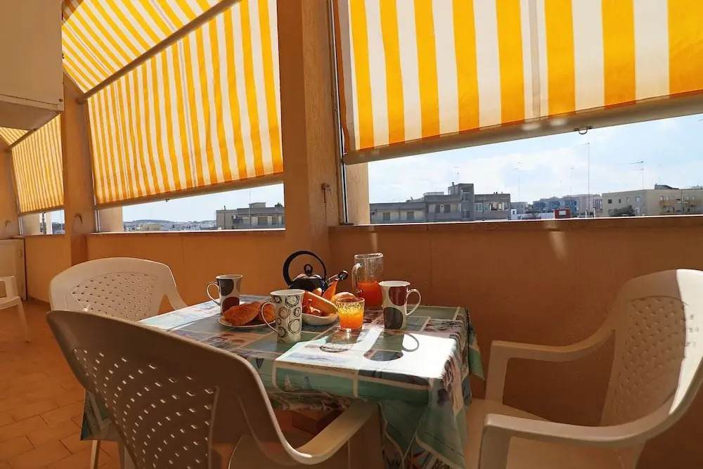 Central Apartment On The Beach With Balcony, Wi-fi Air Conditioning Parking