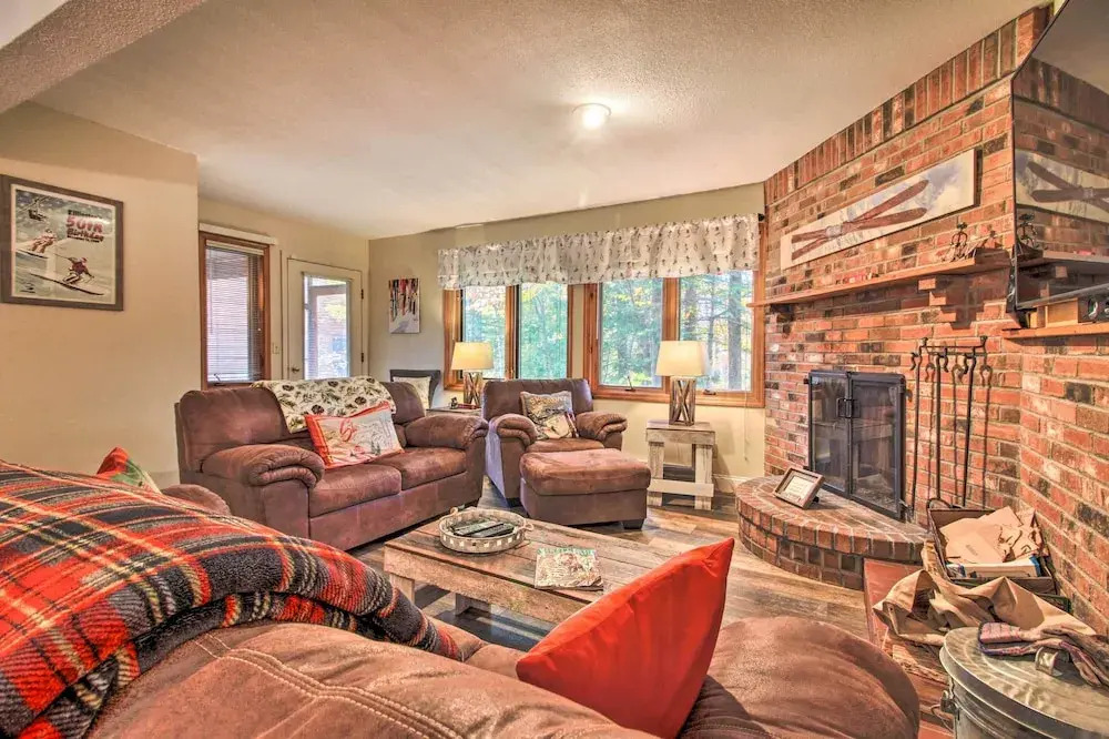 2-story Townhouse - 1 Mi to Killington Ski Area!