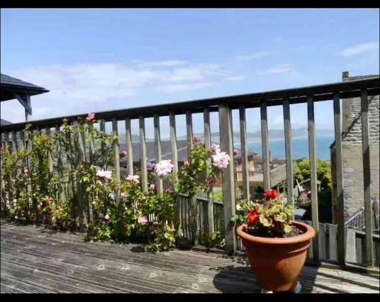 Fantastic spacious house with beautiful panoramic views of the bay Only a few minutes walk from beach harbour and restaurants This house has 3 bedrooms 3 bathrooms and 2 lovely sitting rooms