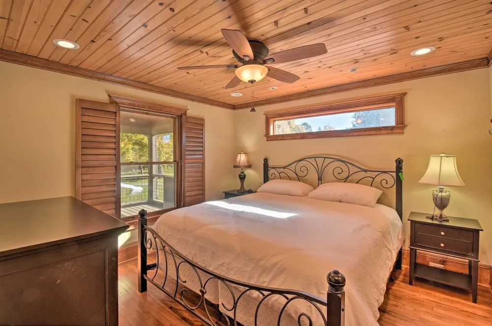 Clarkesville Ranch Cabin w/ Screened-in Porch!