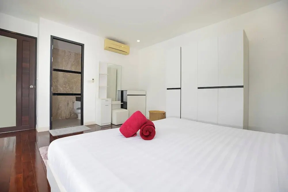 Chic 3 BR Silver Pool Villa near Kamala beach