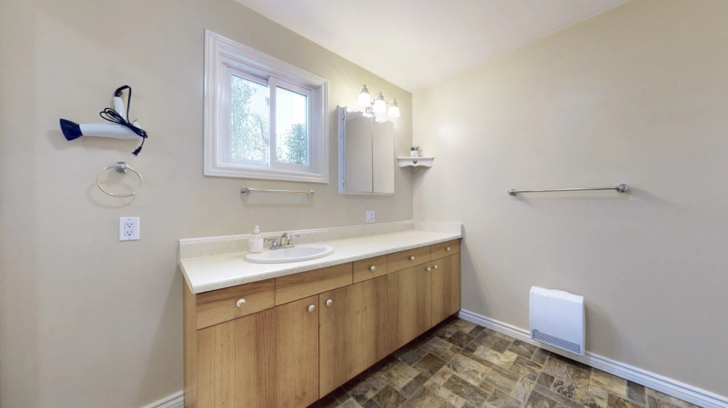 Waterfront Cottage w/ Heating + Kitchen