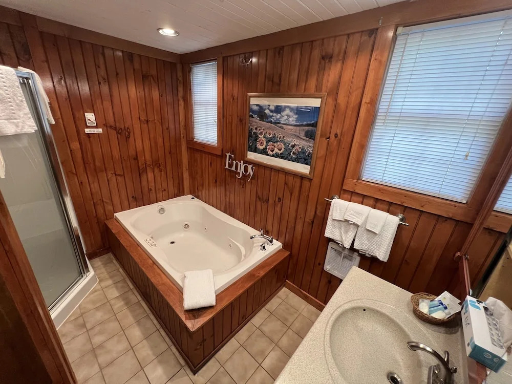 Smoky Falls Lodge