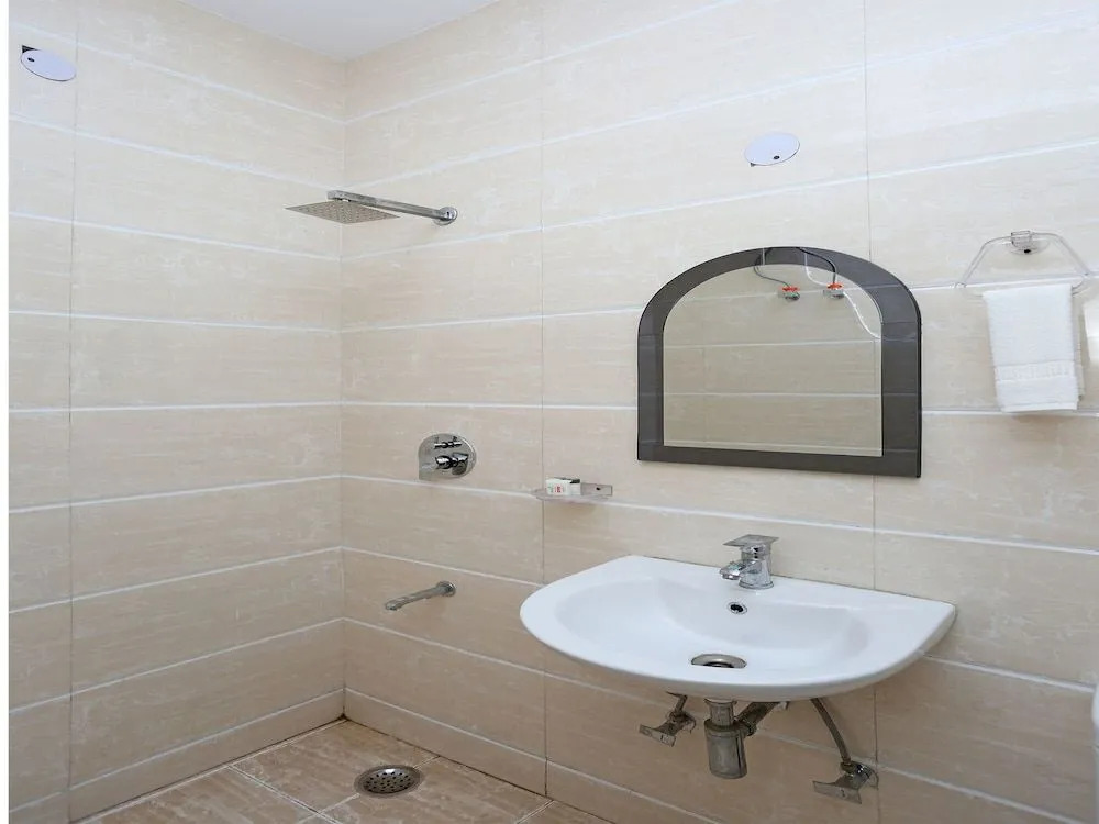 OYO 11090 Maira Homes