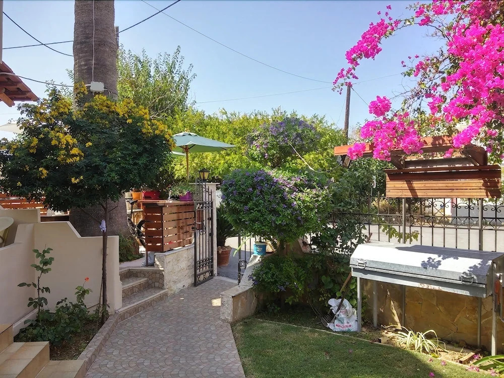 Nikolas Suites