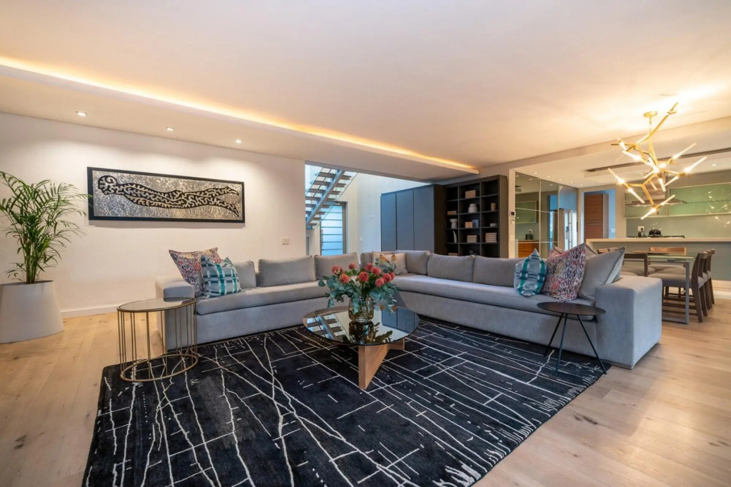 Amara Lincoln - 100m From Camps Bay Beach