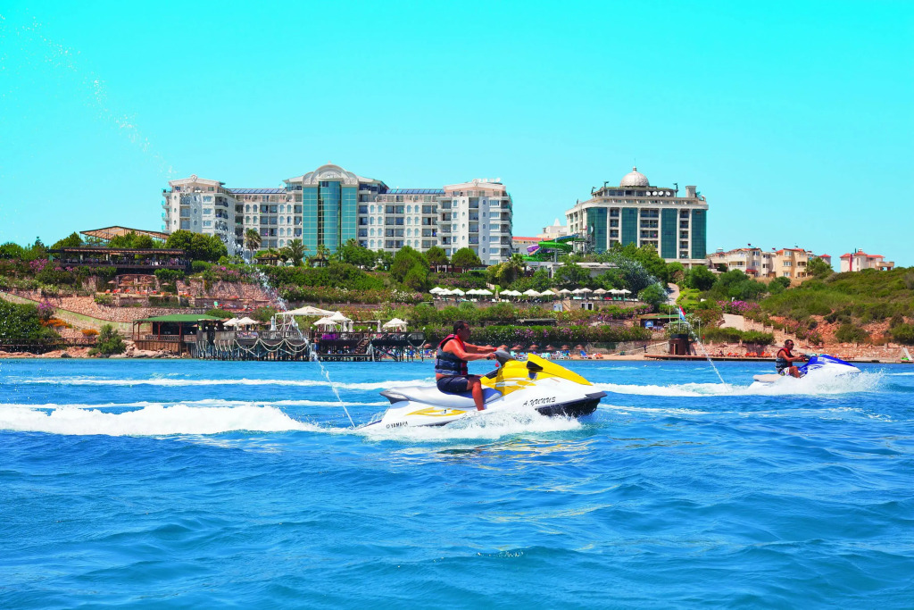 LAUR HOTELS Experience & Elegance