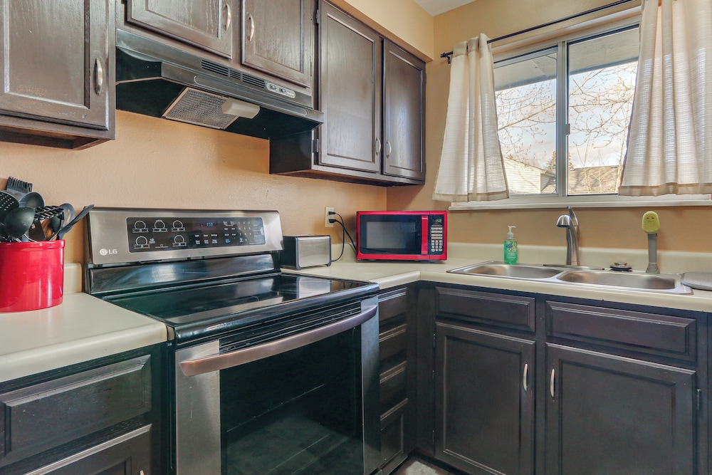 4 Mi to Dtwn Loveland: Home w/ Hot Tub & Yard