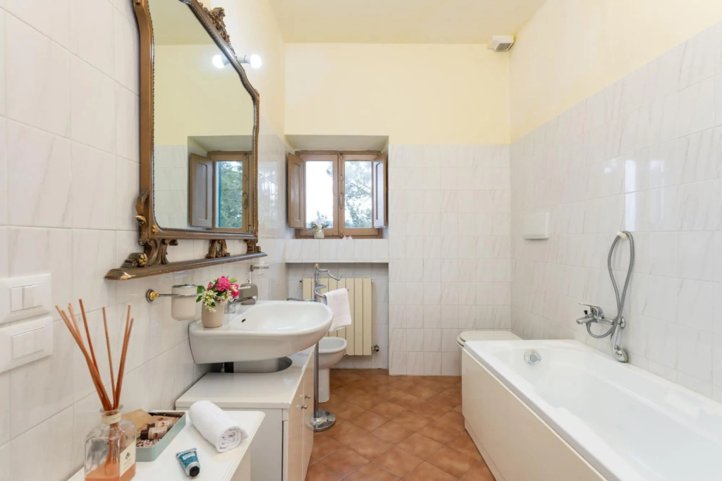 Country house with swimming pool and spectacular view and pool open till Oct 31st-Tenuta La Macinaia