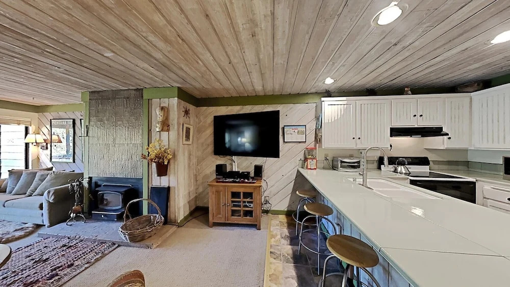 Beautiful One Bedroom Condo! Just Steps to Mammoth Mountain with Fully Equipped Kitchen! by RedAwning