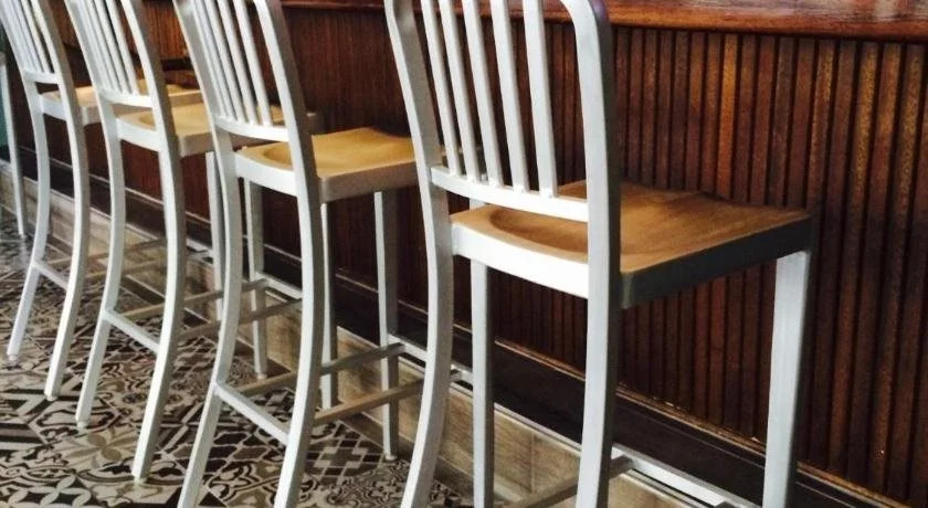 Upper Deck Hotel and Bar