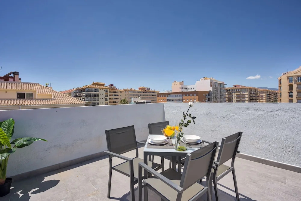 Sur Suites La Dorada, centricos soleados a pocos metros de la Playa y con Parking Opcional