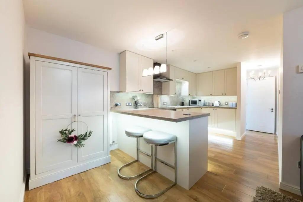 Burlington Place, Shrewsbury. 2 bedroom, private parking, 5 minutes from town