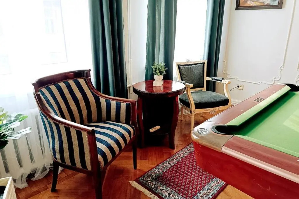 Unique Spacious Classic 3bedroom Midtown Apartment ! FREE parking ! BILLIARD room !