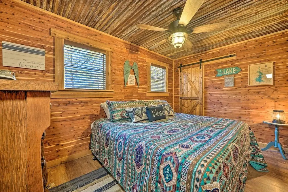Private Hot Tub & Deck! Cabin Near Broken Bow Lake