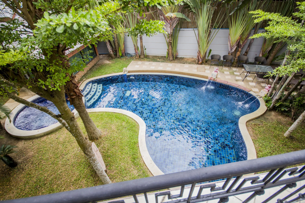 Suzie pool villa 7 bedrooms with private pool.