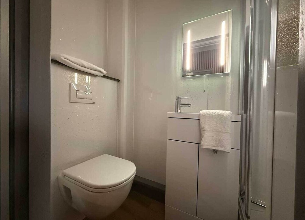 Student Only Non Ensuite Room Ivy Halls