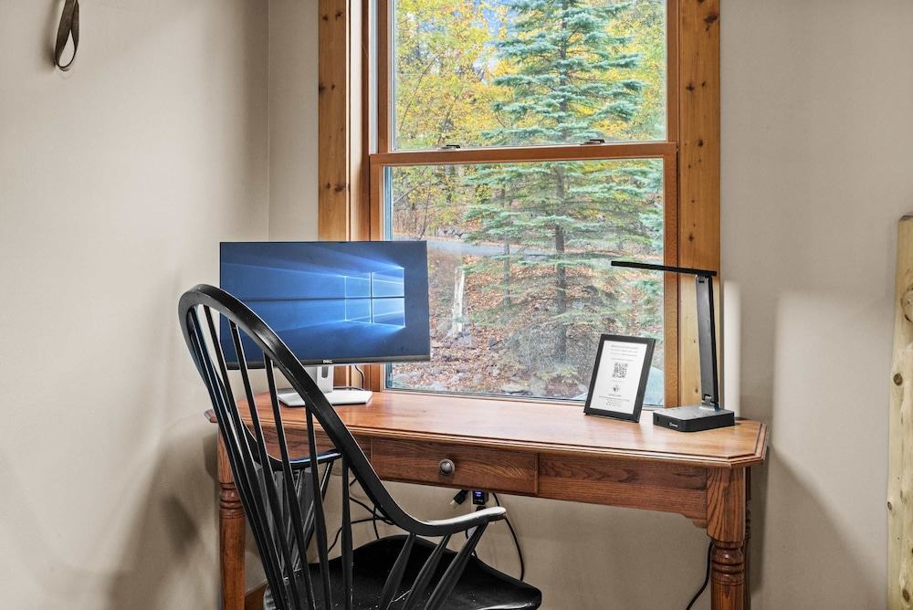 Fam-friendly Cabin Mins 2 Beach Ski w Hot Tub