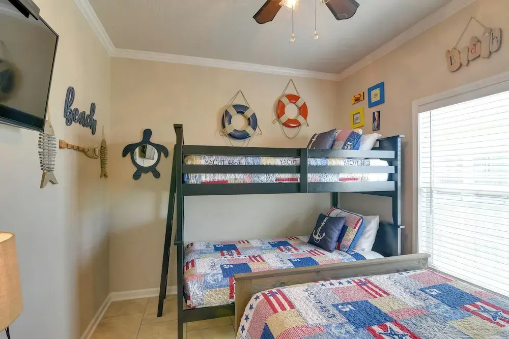 Walk to Shore! Coastal Family Gem in Crystal Beach